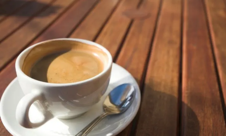Nuk është vetëm për t’u zgjuar – një filxhan kafe në ditë sjell përfitime të mëdha shëndetësore