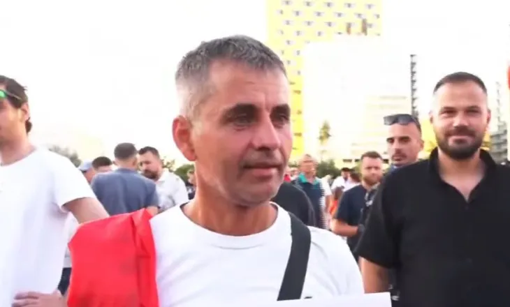 ‘Nuk jemi dëmshpërblyer për përmbytjet’, protestuesi: U ktheva nga emigrimi dhe investova 100 mijë euro, bëra gabim