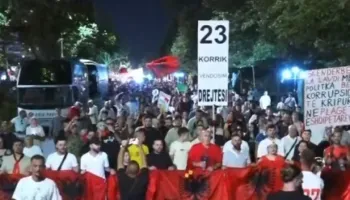 “Nuk na përfaqësoni!”/ Protesta e 53-të kundër qeverisë dhe Edi Ramës, qytetarët marshojnë nëpër Tiranë: Dorëheqje!