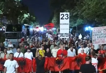 “Nuk na përfaqësoni!”/ Protesta e 53-të kundër qeverisë dhe Edi Ramës, qytetarët marshojnë nëpër Tiranë: Dorëheqje!