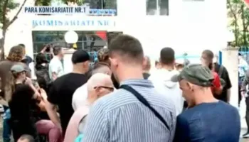 “Nuk na përfaqësoni”/ Protestuesit para komisariatit 1, thirrje për të liruar të shoqëruarit: Nuk jeni vetëm!