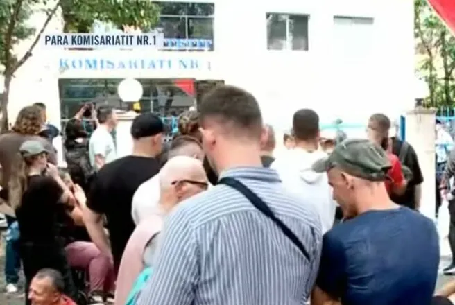 “Nuk na përfaqësoni”/ Protestuesit para komisariatit 1, thirrje për të liruar të shoqëruarit: Nuk jeni vetëm!