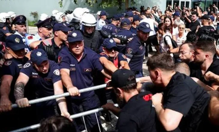 “Nuk na përfaqësoni”, qytetarët sot protestë para Kuvendit: Parlament i krimit