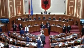 Nuk nisin ende pushimet për deputetët! Peleshi firmos urdhrin e ri, cakton ditën e hënë seancë plenare! Zbardhet rendi i ditës