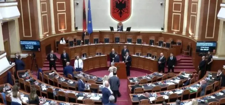 Nuk nisin ende pushimet për deputetët! Peleshi firmos urdhrin e ri, cakton ditën e hënë seancë plenare! Zbardhet rendi i ditës