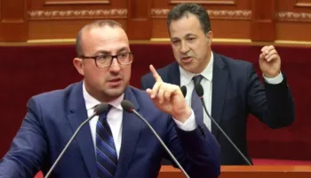 “O shoku kryetar, Alooo”/ Korreshi debat me Peleshin: Mbaje mendjen në mësim se për ty po flasim