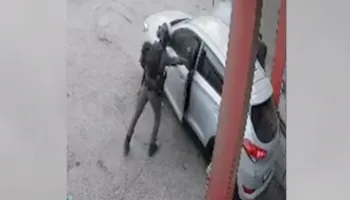 Oficeri izraelit i policisë filmohet duke hedhur granatë në një makinë në Bregun Perëndimor