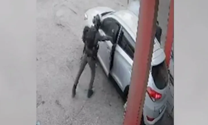 Oficeri izraelit i policisë filmohet duke hedhur granatë në një makinë në Bregun Perëndimor