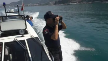 Operacion shpëtimi/ Mjeti lundrues me 11 emigrantë të paligjshëm rrezikoi mbytjen, policia kufitare pranë Vlorës…