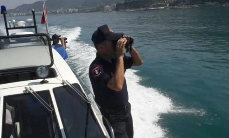 Operacion shpëtimi/ Mjeti lundrues me 11 emigrantë të paligjshëm rrezikoi mbytjen, policia kufitare pranë Vlorës…