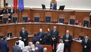 Opozita i jep fund bojkotit dhe rikthehet në Kuvend, përplasje dhe debate të forta me mazhorancën për hartën e re…
