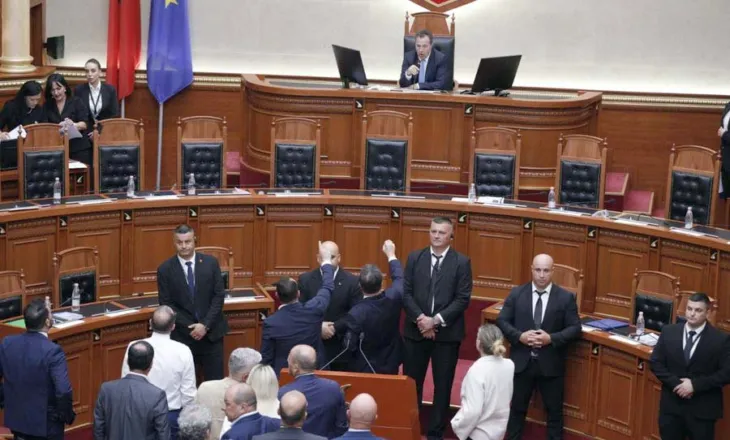 Opozita i jep fund bojkotit dhe rikthehet në Kuvend, përplasje dhe debate të forta me mazhorancën për hartën e re…