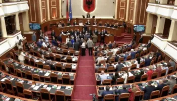 Opozita në ‘këmbë’, bllokon foltoren , mazhoranca vijon me kalimin e projektligjeve të rendit të ditës e vetme