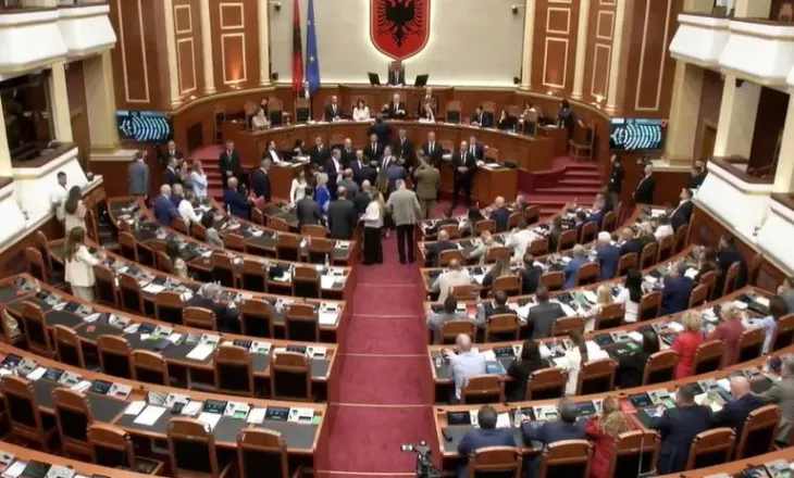 Opozita në ‘këmbë’, bllokon foltoren , mazhoranca vijon me kalimin e projektligjeve të rendit të ditës e vetme