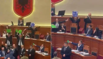 Opozita ‘peng’ foltoren, Rama lë sallën, deputetët e PD hedhin shishe dhe kartona drejt tij