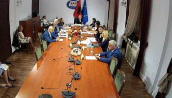 Opozita propozon dënimin e thirrjeve të ministres serbe, socialistët votojnë kundër