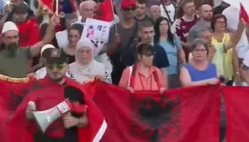 “Opozitë e shitur”, Bulevardi oshëtin nga thirrjet e shqiptarëve: Arrestoni Ramën!