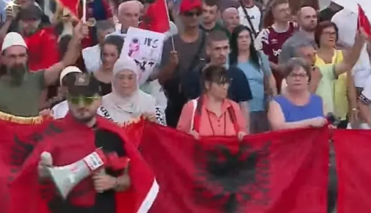 “Opozitë e shitur”, Bulevardi oshëtin nga thirrjet e shqiptarëve: Arrestoni Ramën!