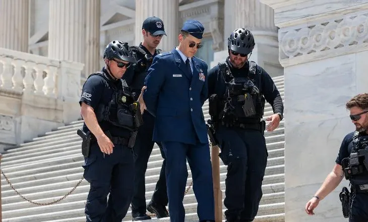 Pa akte dhune, Uashingtoni kërkon shkarkimin e Trump! Arrestohet në Capitol Hill majori i Forcave Ajrore Amerikane