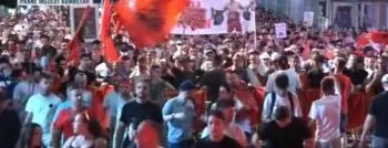 “Pa dhënë dorëheqje, nuk ndalojmë”/ Revoltë kundër të gjithë klasës politike, protesuesit: Edi Rama f*ck you