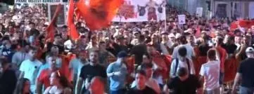 “Pa dhënë dorëheqje, nuk ndalojmë”/ Revoltë kundër të gjithë klasës politike, protesuesit: Edi Rama f*ck you