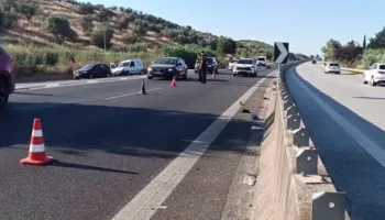 Pa nënkalime e mbikalime, banorët kalojnë mes për mes autostradës
