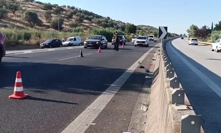 Pa nënkalime e mbikalime, banorët kalojnë mes për mes autostradës