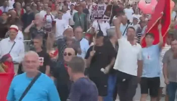 “Pa rini nuk ka Shqipëri”/ Qytetarët nisin marshimin drejt Kryeministrisë në ditën e 56-ë të protestës
