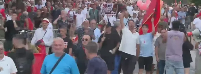 “Pa rini nuk ka Shqipëri”/ Qytetarët nisin marshimin drejt Kryeministrisë në ditën e 56-ë të protestës