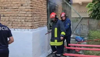 Pallati përfshihet nga flakët, ndërron jetë i moshuari (EMRI)
