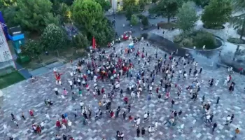 Pamje me dron nga dita e 42-të e protestës në Tiranë, ja sa ishte pjesëmarrja në orën 19:30