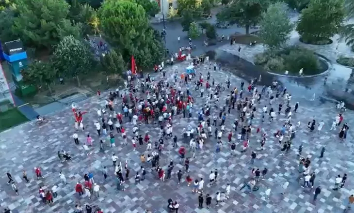 Pamje me dron nga dita e 42-të e protestës në Tiranë, ja sa ishte pjesëmarrja në orën 19:30