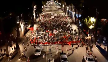 Pamje me dron! Protestuesit nisin xhiron në Tiranë, ja sa është pjesëmarrja