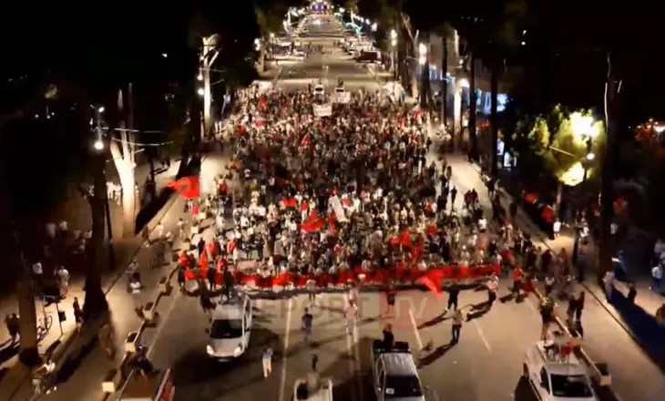 Pamje me dron! Protestuesit nisin xhiron në Tiranë, ja sa është pjesëmarrja