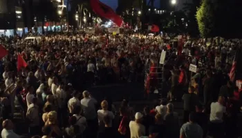 Pamje me dron/ Qytetarët mbushin bulevardin para Kryeministrisë në ditën e 49-të të revoltës kundër Edi Ramës