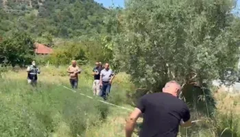 Pamje nga vendi ku u qëllua për vdekje 50-vjeçari në Vorë, autori dyshohet se u largua me një automjet