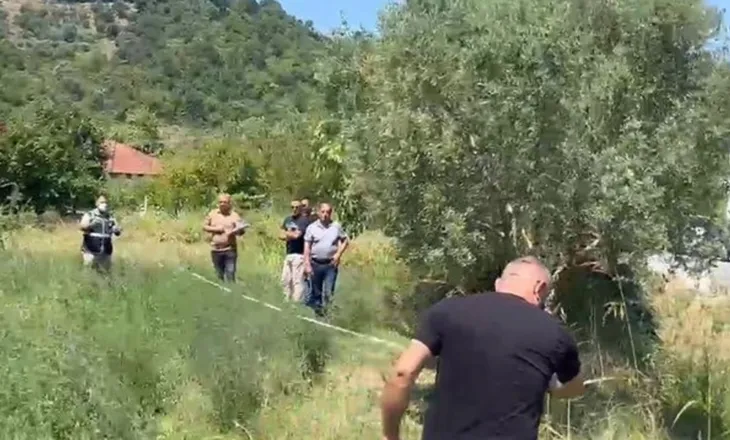 Pamje nga vendi ku u qëllua për vdekje 50-vjeçari në Vorë, autori dyshohet se u largua me një automjet