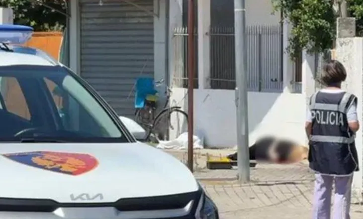 PAMJE TË RËNDA/ Trupi i gruas i “mbuluar” nga gj*ku qëndron anash rrugës