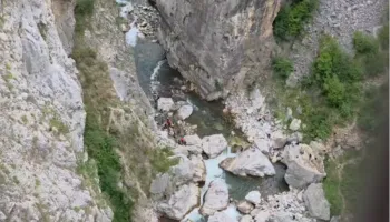PAMJET NGA VENDNGJARJA/ Vijojnë kërkimet për alpinistin 39 – vjeçar që humbi jretën në lumin Mat