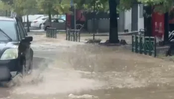 Pamjet/ Pas të nxehtit përvëlues, Elbasani përfshihet nga një stuhi e fortë