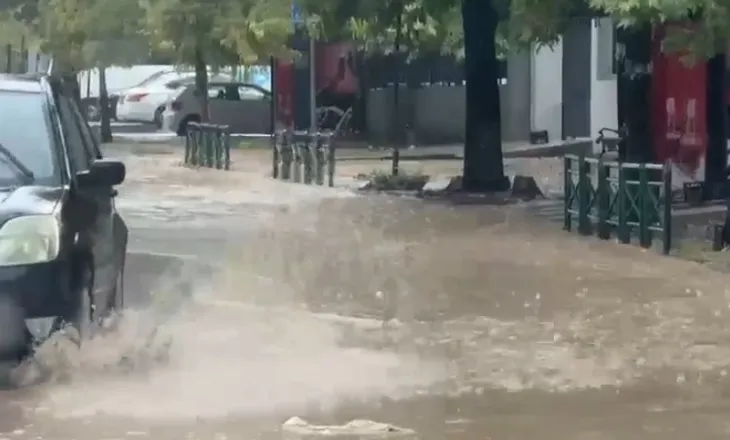 Pamjet/ Pas të nxehtit përvëlues, Elbasani përfshihet nga një stuhi e fortë