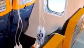 Panik gjatë një fluturimi në Greqi, thyhet xhami i avionit, gruaja shpëton burrin duke e mbajtur nga këmbët
