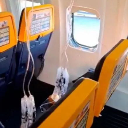 Panik gjatë një fluturimi në Greqi, thyhet xhami i avionit, gruaja shpëton burrin duke e mbajtur nga këmbët