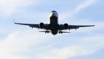 Panik në fluturimin e Ryanair: Pasagjerë të lënduar nga turbulencat e rënda