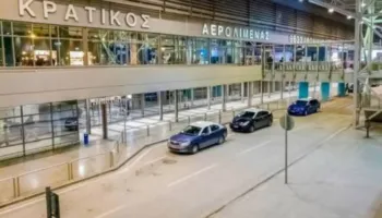 Panik në fluturimin nga Selaniku në Gjermani, copëza nga motori thyen xhamin e avionit, lëndohet pasagjeri