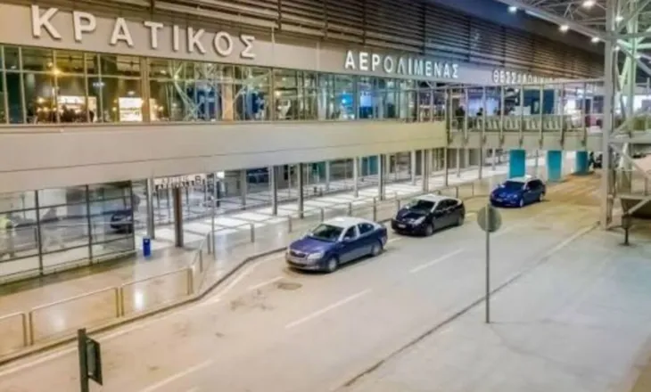 Panik në fluturimin nga Selaniku në Gjermani, copëza nga motori thyen xhamin e avionit, lëndohet pasagjeri