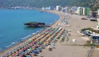Panik në plazhin e Shëngjinit! Nënë e bir rrezikojnë të mbyten, shpëtohen nga rojet bregdetare dhe pushuesit