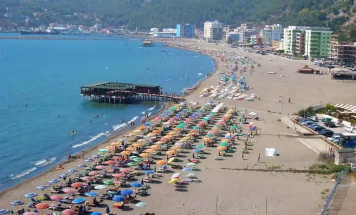 Panik në plazhin e Shëngjinit! Nënë e bir rrezikojnë të mbyten, shpëtohen nga rojet bregdetare dhe pushuesit