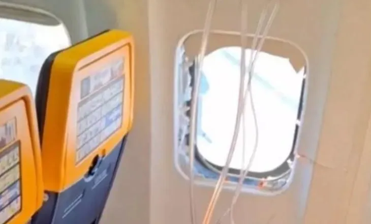 Paniku në ajër, çahet xhami i avionit gjatë fluturimit
