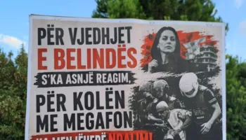 Pankartat ironike shoqërojnë protestën e 58-të para Kryeministrisë